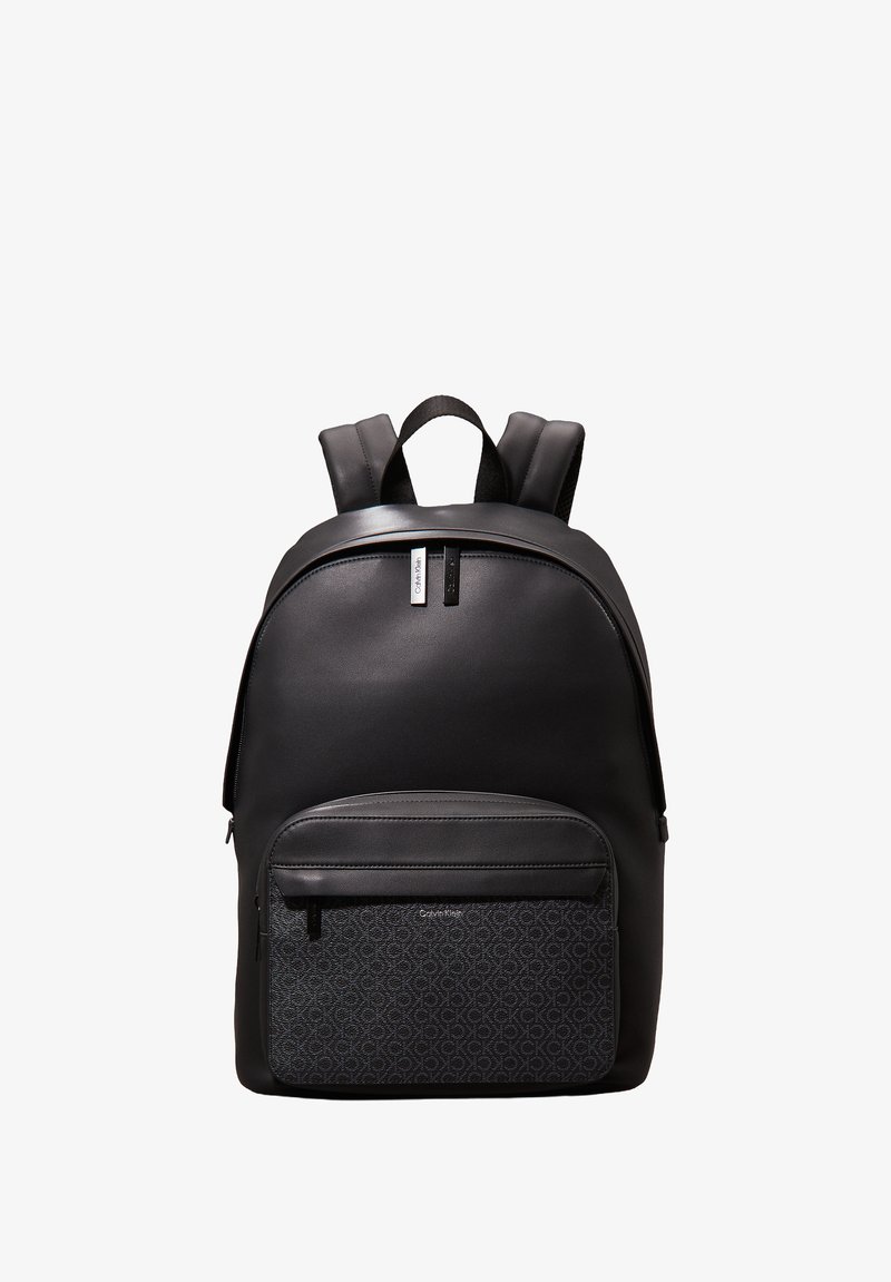Zaino nero con un esterno liscio, caratterizzato da una tasca frontale testurizzata decorata con un motivo a logo e spallacci in tessuto resistente.