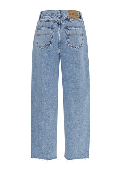 Zili džinsi ar platām kājām, kas ir izgatavoti no zila denima un ar izbalējušu apdari. Džinsi ir aprīkoti ar aizmugurējiem kabatām un saplēstu apmalīti. Uz vidukļa ir uzraksts "BALL."