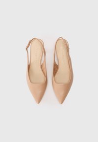 Γυμνά δερμάτινα τακούνια slingback με μυτερή μύτη και λεία υφή. Ρυθμιζόμενη λουρί με μεταλλική αγκράφα. Μέγεθος 37.