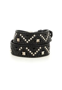 Bracciale in pelle nera con motivi geometrici embossati, borchie in argento e strass. Design avvolgente con chiusura regolabile.