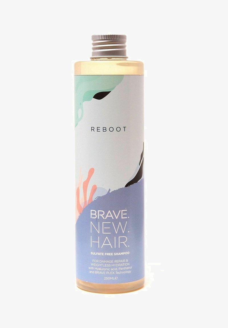 Transparente plastflaske med shampoo og et sølvfarvet låg, prydet med et farverigt abstrakt design i mintgrøn, koral og blå, mærket "REBOOT."