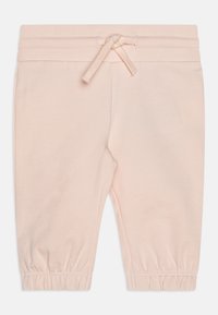 Pantalones de algodón rosa claro con cintura elástica, cordón ajustable y puños fruncidos en los tobillos. Textura suave, diseño casual.