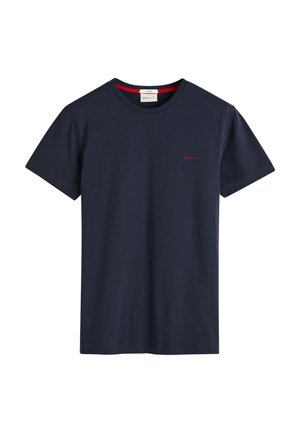 Marineblå bomulds T-shirt med rund hals og korte ærmer. Har et lille rødt logo på brystet og en kontrasterende rød inderside af halsen.
