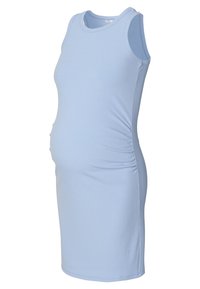 Helles blaues Umstandskleid mit ärmellosem Design, gerippter Textur und seitlicher Raffung, um einem wachsenden Bauch Rechnung zu tragen. Glatte Oberfläche und knielang.