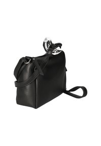 Bolso de cuero negro con una forma estructurada. Presenta una correa de hombro desmontable, herrajes plateados y una superficie texturizada.