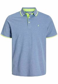 Polo bleu à manches courtes avec bordure de col vert fluo, patte de boutonnage et petit logo sur la poitrine gauche.