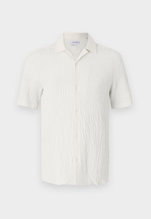 Košile s krátkým rukávem z texturované bílé látky, s rozkládacím límcem, zapínáním na knoflíky a jemným vlnitým vzorem na povrchu.