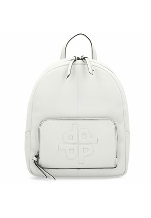 Weißer Leder-Rucksack mit runder Form, ausgestattet mit einer vorderen Reißverschlusstasche und eingeprägtem Logo. Abgerundet mit schwarzen Reißverschlussbändern.