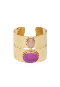 Bracciale in metallo dorato con due tocchi ovali: una pietra rosa sopra e una pietra viola sotto, con una finitura testurizzata.