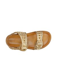 Sandali in oro intrecciati con due cinturini regolabili a fibbia. Sottopiede marrone con superficie liscia, con logo impresso e design aperto.
