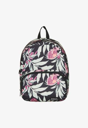 Rugzak met een zwarte basis en een levendig bloemenpatroon met roze bloemen en groene bladeren. Het heeft een voorste ritszak en een handvat aan de bovenkant.
