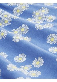 Tela azul claro con margaritas blancas dispersas y centros amarillos, que exhibe una textura suave y un patrón floral en toda su superficie.