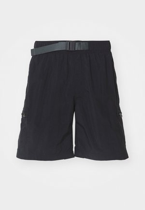 Shorts cargo noirs en tissu léger, dotés d'une taille élastique avec une ceinture, de poches latérales et d'une texture lisse.