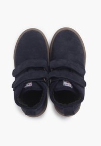 Granatowe botki za kostkę z miękkiego zamszu, wyposażone w dwa regulowane rzepy i brązową gumową podeszwę. Wnętrze wyłożone miękkim materiałem.