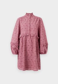 Ροζ φορέμα με μακριά μανίκια που διαθέτει κολάρο με βολάν, πλαίσιο με κουμπιά, και μοτίβο με κεντήματα λουλουδιών, σχεδιασμένο σε στρώσεις με φαρδιά μανίκια.