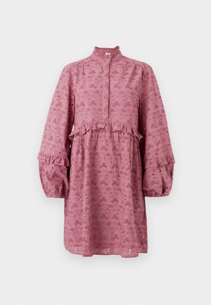 Lyserød langærmet kjole med flæset krave, knapstolpe og blomstret udskåret mønster med lagdelt design og vide ærmer.