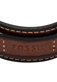 Bruine leren armband met een gladde textuur, voorzien van witte stiksels en een geperst "FOSSIL" logo aan de zijkant. Afgeronde randen, compact ontwerp.