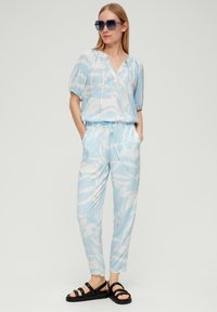 s.Oliver REGULAR - Jogginghose - hellblau