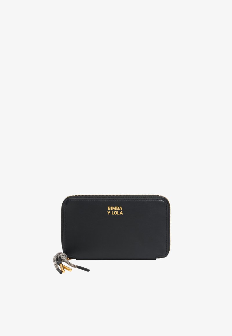 Zwarte leren portemonnee met ritssluiting, gouden logo "BIMBA Y LOLA", en een getextureerde trekband met contrasterende zwart en gouden accenten.