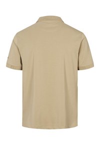 Švelnios medvilnės, smėlio spalvos polo marškinėliai su klasikiniu apykakle ir trumpomis rankovėmis. Išskirtinis akcentas – logotipas ant rankovės.