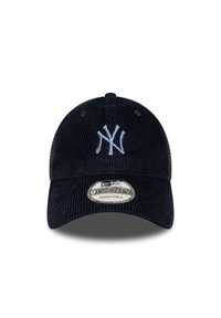Sötétkék kordbársony baseballsapka állítható pánttal, amelyen elöl hímezett világoskék NY logó található, és ívelt napernyővel rendelkezik.