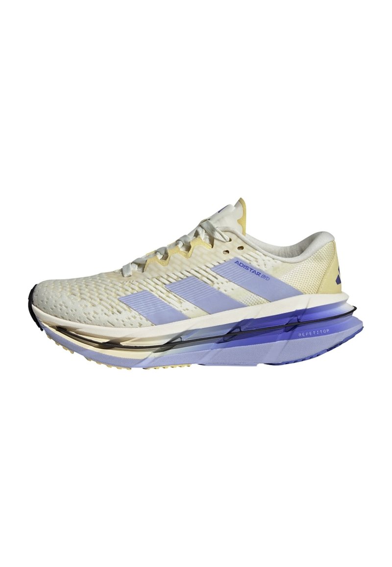 Scarpe da corsa gialle e bianche con parte superiore testurizzata, tre strisce azzurro chiaro e dettagli viola sulla suola, che mostrano un design elegante e sportivo.