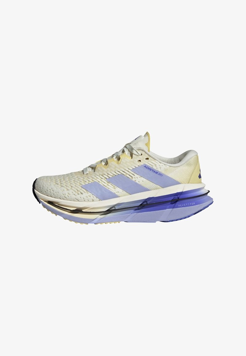 Scarpe da corsa gialle e bianche con parte superiore testurizzata, tre strisce azzurro chiaro e dettagli viola sulla suola, che mostrano un design elegante e sportivo.