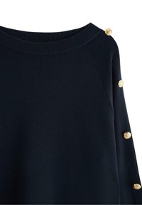 Maglione blu navy con scollatura a costine e dettagli dorati testurizzati lungo le maniche. Presenta un tessuto morbido e un design a vestibilità rilassata.