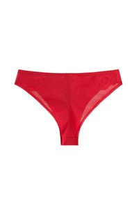 Rød gennemsigtig stoftrusse med glatte kanter, der har et simpelt design og en minimal taljeelastik. Let og gennemsigtig tekstur.