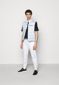 HUGO DAWS - Μπλουζάκι με στάμπα - black