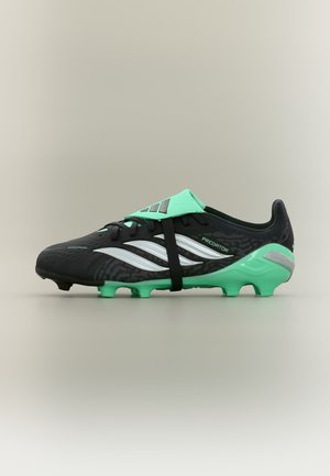 Chaussure de football Adidas Predator noire et vert menthe avec des rayures argentées et des crampons moulés sur un fond neutre.