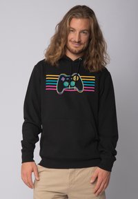 Zwarte hoodie van heerlijk zacht materiaal, met een kleurrijke gaming controller graphic en horizontale strepen in roze, geel en teal.