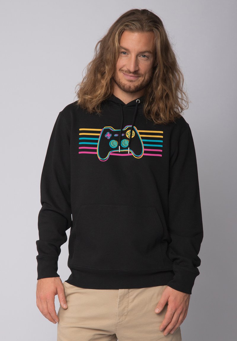 Zwarte hoodie van heerlijk zacht materiaal, met een kleurrijke gaming controller graphic en horizontale strepen in roze, geel en teal.