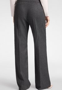 Pantalones de rayas grises con un corte recto, que presentan una textura suave y un diseño de cintura alta. Un ligero brillo realza la apariencia general.