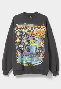 Sudadera gráfica en gris oscuro, con un vibrante diseño impreso que incluye motocicletas, llamas y el texto "Tokyo Edition Biker Hours 1999 Winners."