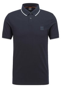 Polo shirt blu navy in cotone, con colletto classico, tre bottoni, dettagli bianchi sul colletto e sulle maniche, e un patch con logo.