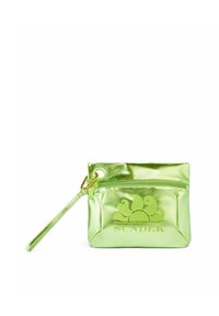 Borsa metallica verde con chiusura a zip, caratterizzata da un logo decorativo e da un cinturino da polso. Texture liscia e forma rettangolare.