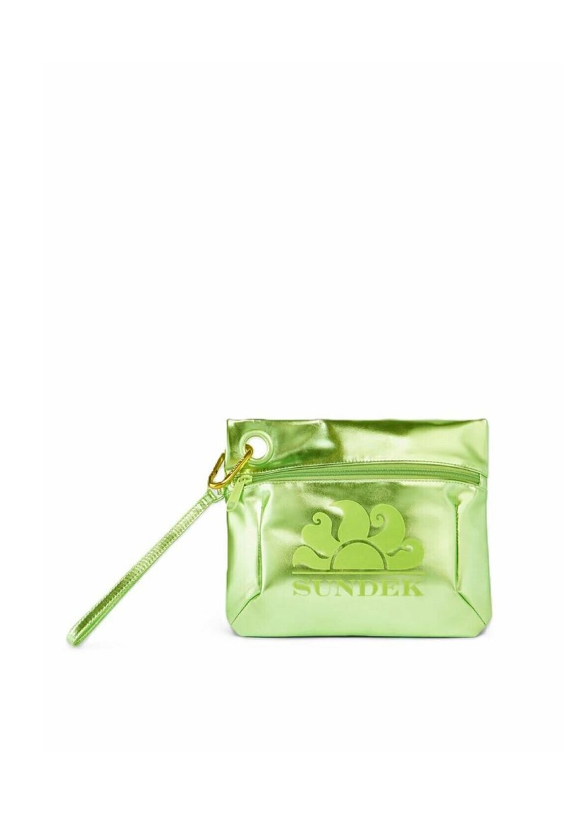 Borsa metallica verde con chiusura a zip, caratterizzata da un logo decorativo e da un cinturino da polso. Texture liscia e forma rettangolare.