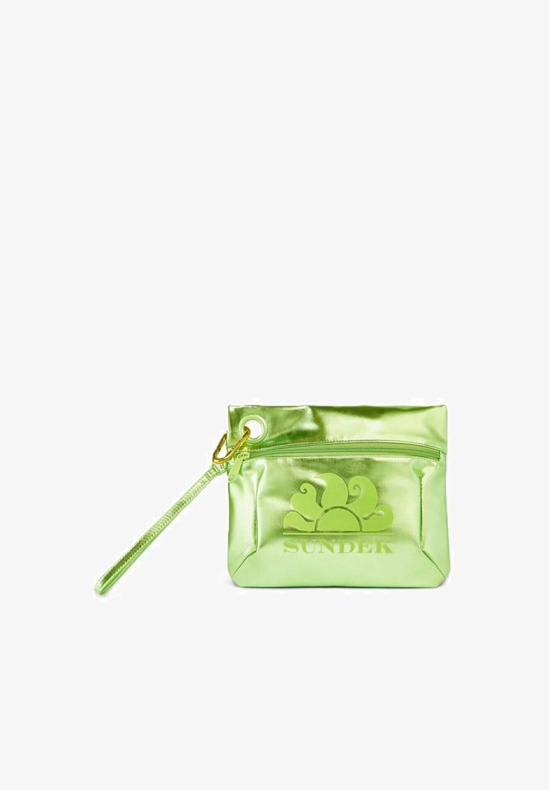 Borsa metallica verde con chiusura a zip, caratterizzata da un logo decorativo e da un cinturino da polso. Texture liscia e forma rettangolare.