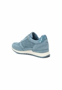 Zapatilla deportiva de color azul claro con parte superior de tejido texturizado y acentos de ante suave. Presenta una entresuela blanca y una suela de goma.