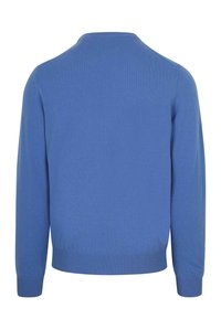 Langärmliger blauer Pullover mit gerippten Bündchen und Saum, von hinten vor einem weißen Hintergrund gezeigt.