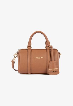 Petit sac à main rectangulaire en cuir marron avec deux poignées, une bandoulière amovible et une étiquette de marque Lancaster Paris.