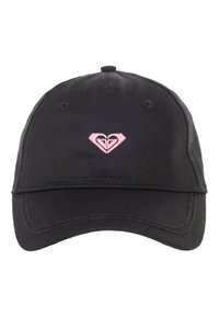 Gorra de béisbol de algodón negro con visera curvada. Presenta un logo de corazón rosa bordado en la parte frontal. Diseño de seis paneles con ojales.