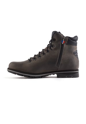 Herren Wanderstiefel aus dunkelgrau Leder, mit einem seitlichen Reißverschluss, schwarzen Akzenten, strukturiertem Obermaterial und einer robusten Sohle mit Profil.