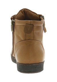 Bottine en cuir marron avec un bout arrondi, un col rembourré, une fermeture éclair sur le côté et une semelle en caoutchouc texturée. Présente une surface lisse et une couture minimale.