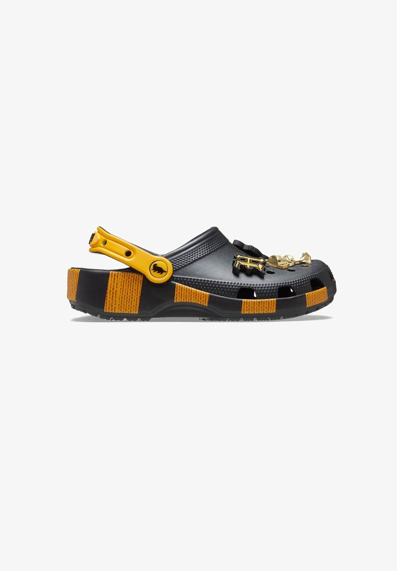 Schwarze Gummischlappe mit gelbem Riemen und gestreifter Sohle. Verfügt über dekorative Akzente oben. Leichtes Design mit Belüftungslöchern.