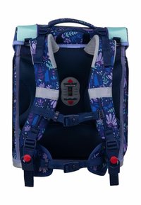 Zaino con un motivo floreale blu, spallacci imbottiti, rivestimento in rete e fibbie regolabili. Presenta una maniglia superiore e un design ergonomico.