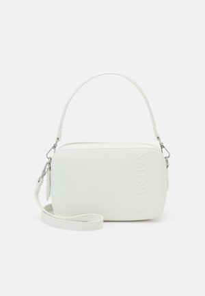 Sac à main rectangulaire blanc avec logo Valentino embossé, poignée supérieure, bandoulière amovible et ferrures argentées sur fond uni.
