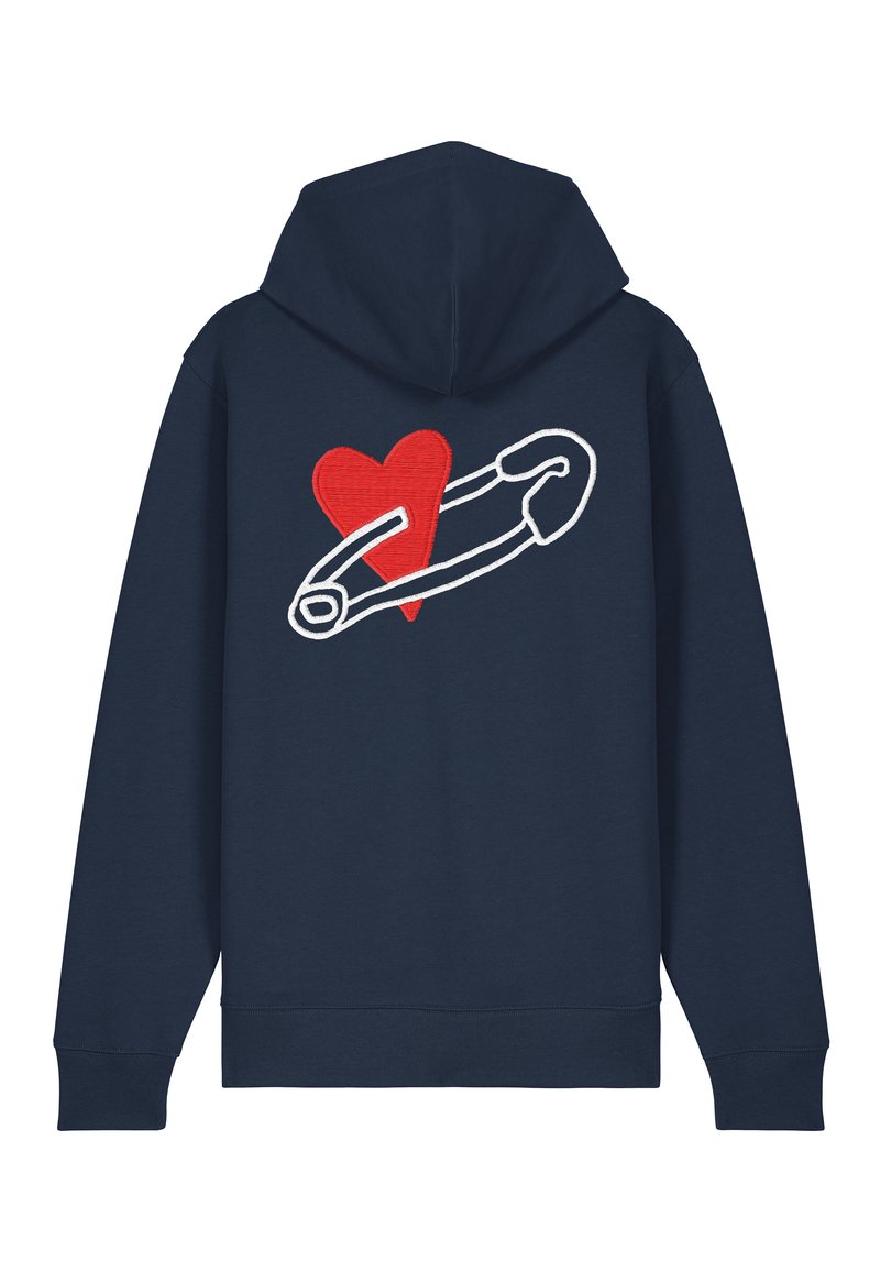 Felpa blu navy con un grande cuore rosso e una spilla da balia bianca ricamata sul retro. Presenta un cappuccio e maniche lunghe. Texture morbida.