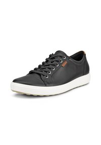 Zapatilla baja de cuero negro con cordones negros, suela blanca, ojales metálicos y pequeña etiqueta de marca marrón en el lateral, mostrada sobre fondo blanco.